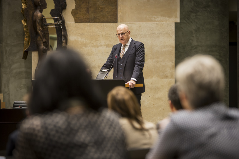 Beelden van de gouverneur en provincieraadszaal tijdens de rede van de gouverneur