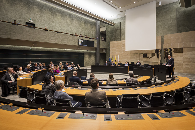 Beelden van de gouverneur en provincieraadszaal tijdens de rede van de gouverneur