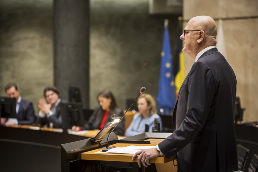 Beelden van de gouverneur en provincieraadszaal tijdens de rede van de gouverneur