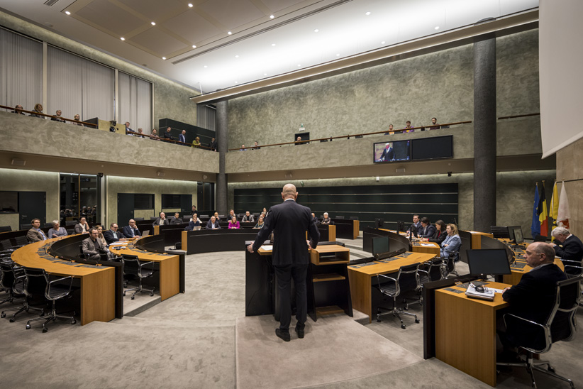 Beelden van de gouverneur en provincieraadszaal tijdens de rede van de gouverneur